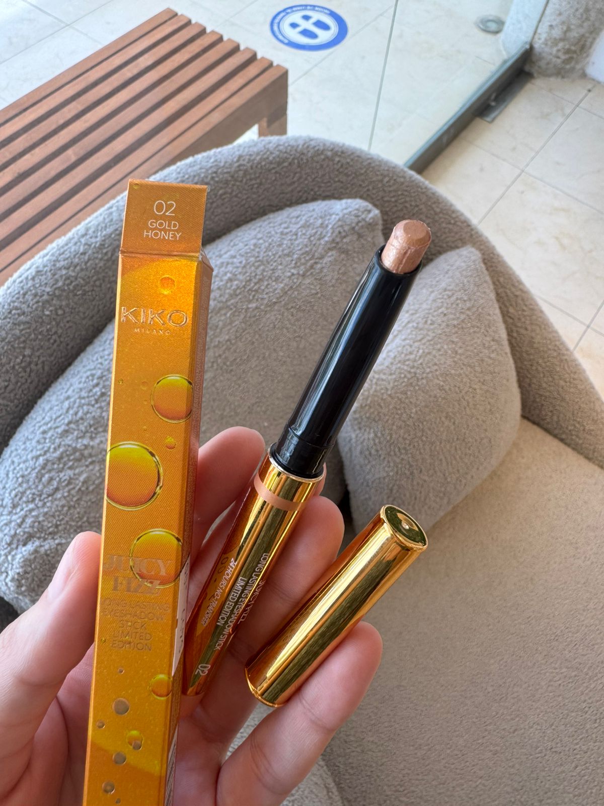Juicy Fizz Long Lasting Eyeshadow Stick 02 Gold Honey / Kiko Milano
